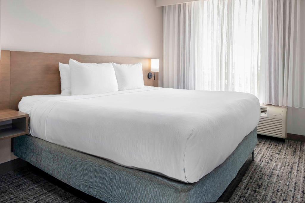 uma grande cama branca num quarto de hotel em Hyatt Place-Dallas/Arlington em Arlington