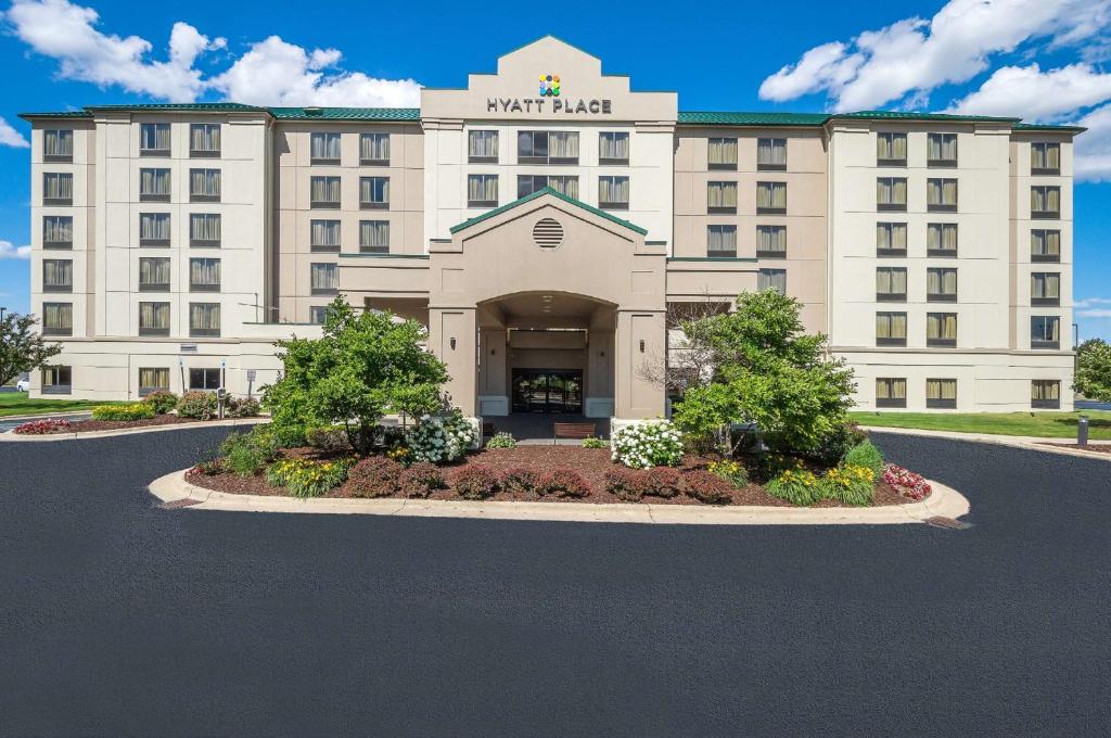 un gran edificio blanco con un cartel. en Hyatt Place Detroit/Utica, en Utica