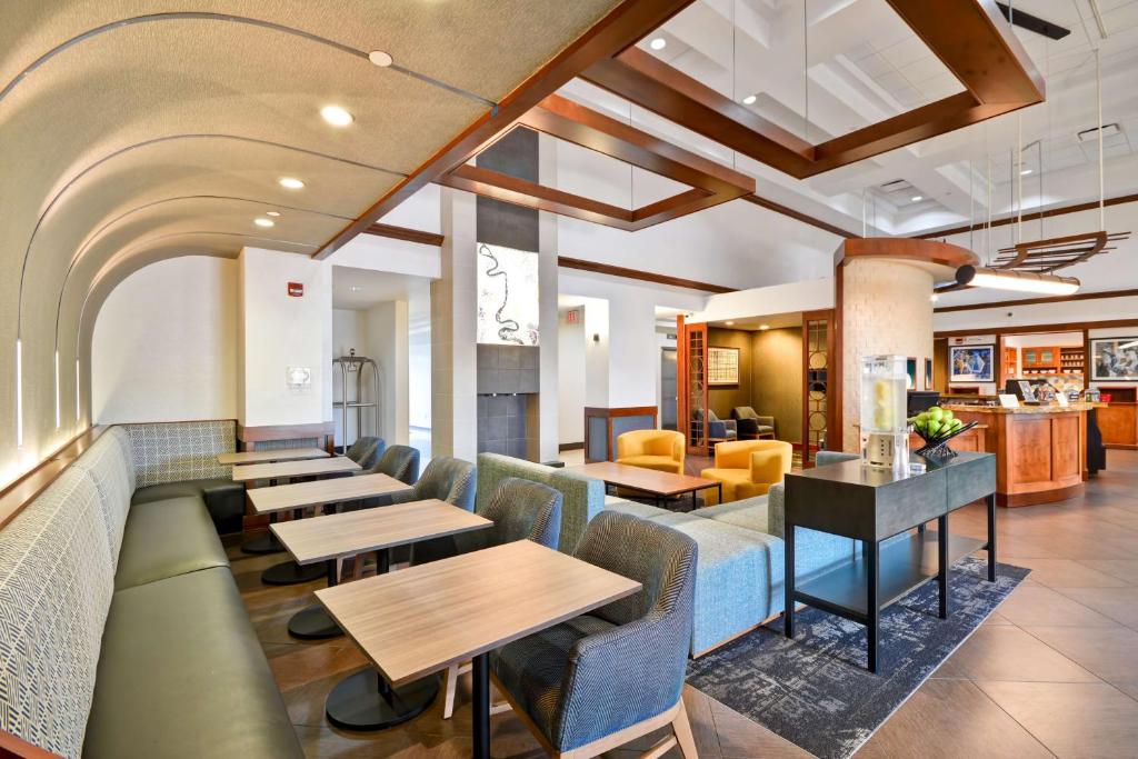 um restaurante com mesas e cadeiras num quarto em Hyatt Place Dallas North em Addison