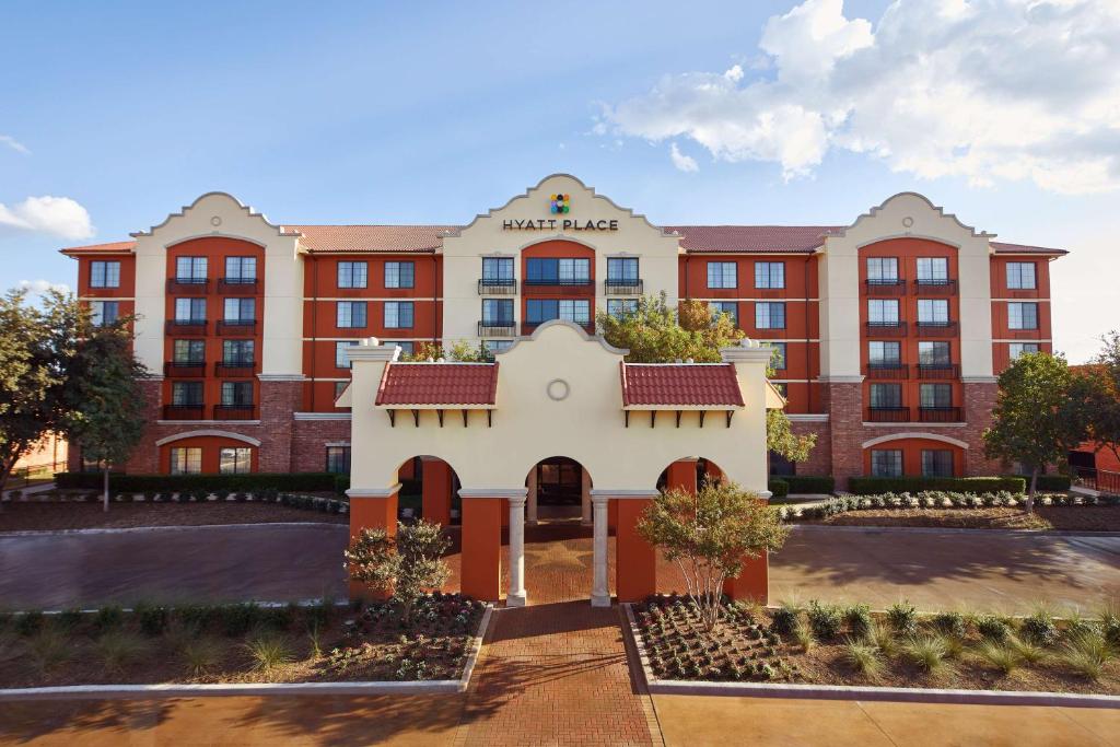 een weergave van de voorkant van een gebouw bij Hyatt Place Fort Worth Stockyard in Fort Worth