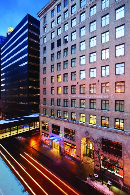 una vista de un edificio por la noche con coches en Hyatt Place Des Moines Downtown, en Des Moines