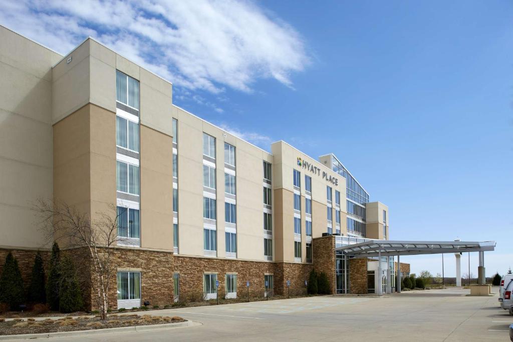 um grande edifício com um parque de estacionamento em frente em Hyatt Place Grand Rapids South em Wyoming