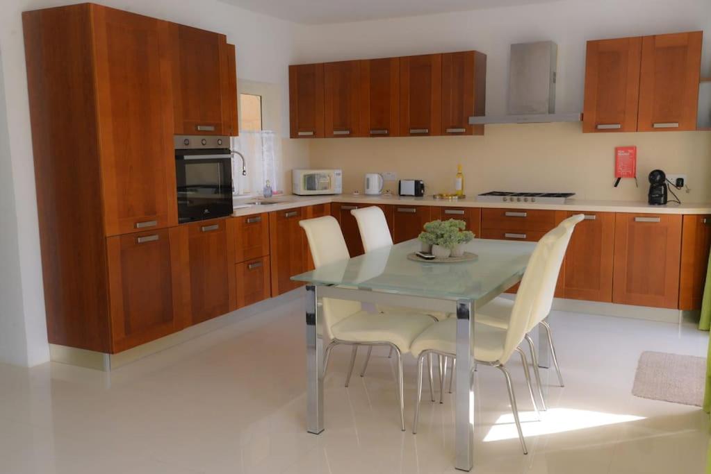 Kuchyň nebo kuchyňský kout v ubytování Seafront duplex Penthouse with Terrace overlooking Xlendi Bay