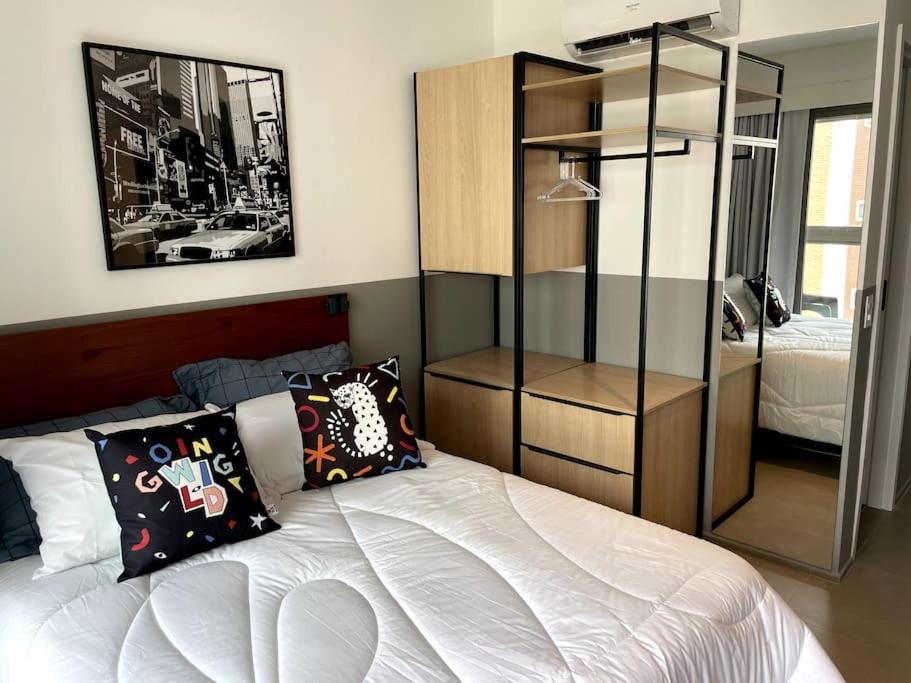 - une chambre avec un lit et une armoire en verre dans l'établissement Studio charmoso, próximo à Av. Paulista, à São Paulo