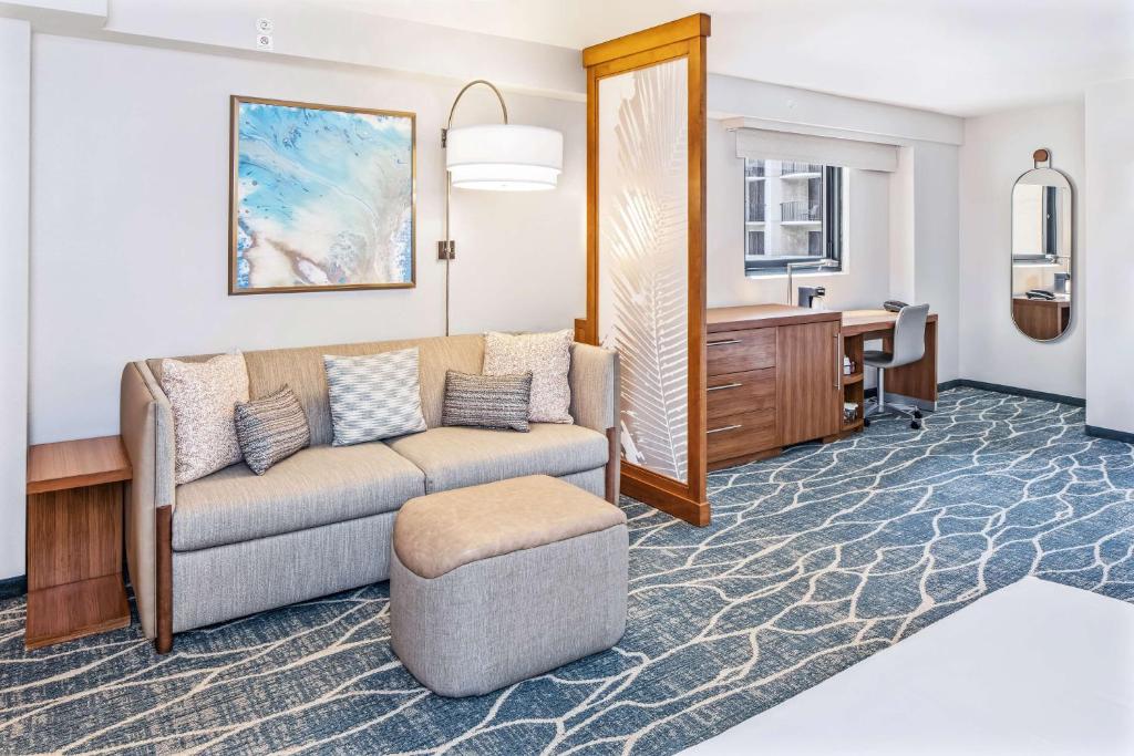 Hyatt Place Waikiki Beach - Camera Matrimoniale Con Due Letti Queen Con Divano Letto, Vista In Città E Doccia A Rollio - Accesso Alla Disabilità