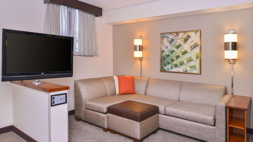 Hyatt Place Herndon Dulles Airport - East photo
