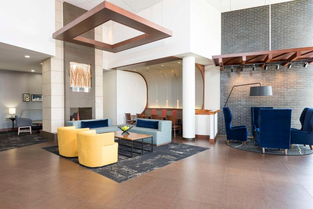 列克星敦的住宿－列剋星敦凱悅嘉軒酒店，大堂设有蓝色和黄色的椅子和桌子
