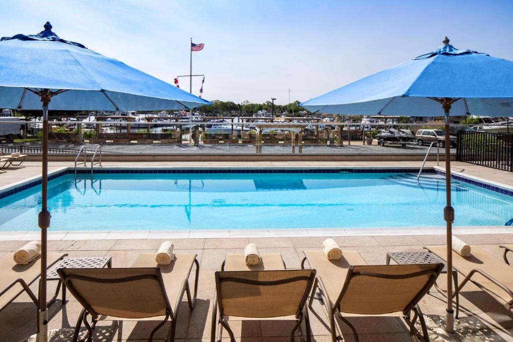 Bazén v ubytování Hyatt Place Long Island East End nebo v jeho okolí