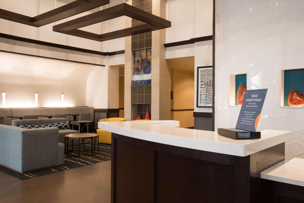 een lobby met een bar en een restaurant bij Hyatt Place Minneapolis Eden Prairie in Eden Prairie