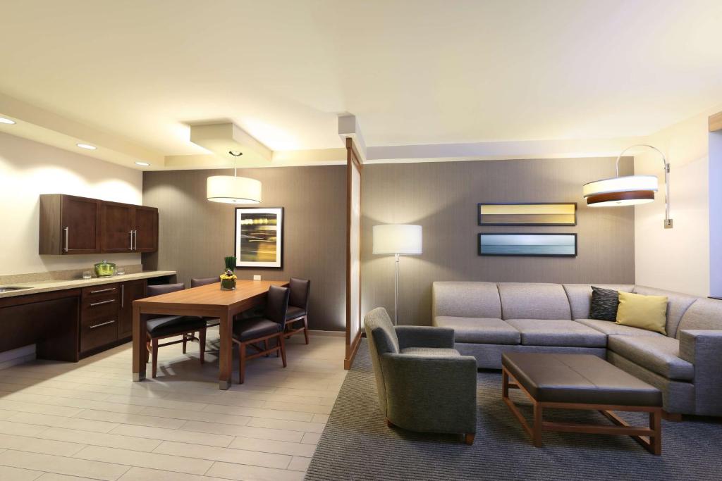 Hyatt Place Flushing/LGA Airport - One-Bedroom King Suite With Roll-In Shower - Disability Access