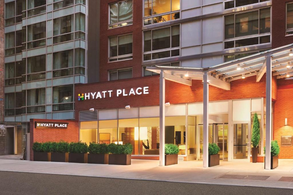 um edifício com um sinal que lê lugar de cavaleiro em Hyatt Place New York/Midtown-South em Nova York