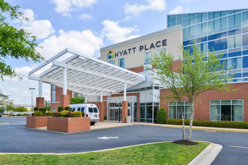 un edificio con una señal de mercado en un estacionamiento en Hyatt Place Chesapeake, en Chesapeake