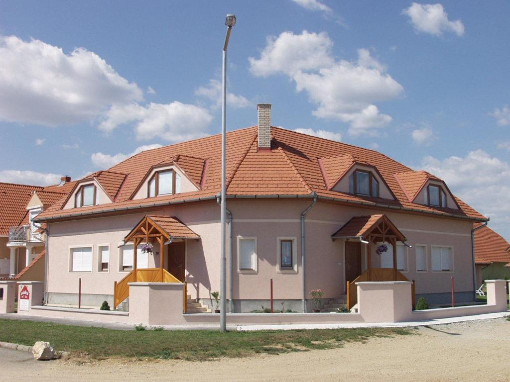 une grande maison avec un toit orange dans l'établissement Lukács Ház, à Bük