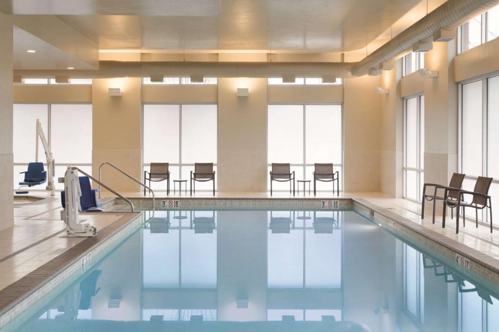 波特蘭的住宿－波特蘭機場/喀斯喀特車站君悅酒店，大楼内一个带桌椅的游泳池