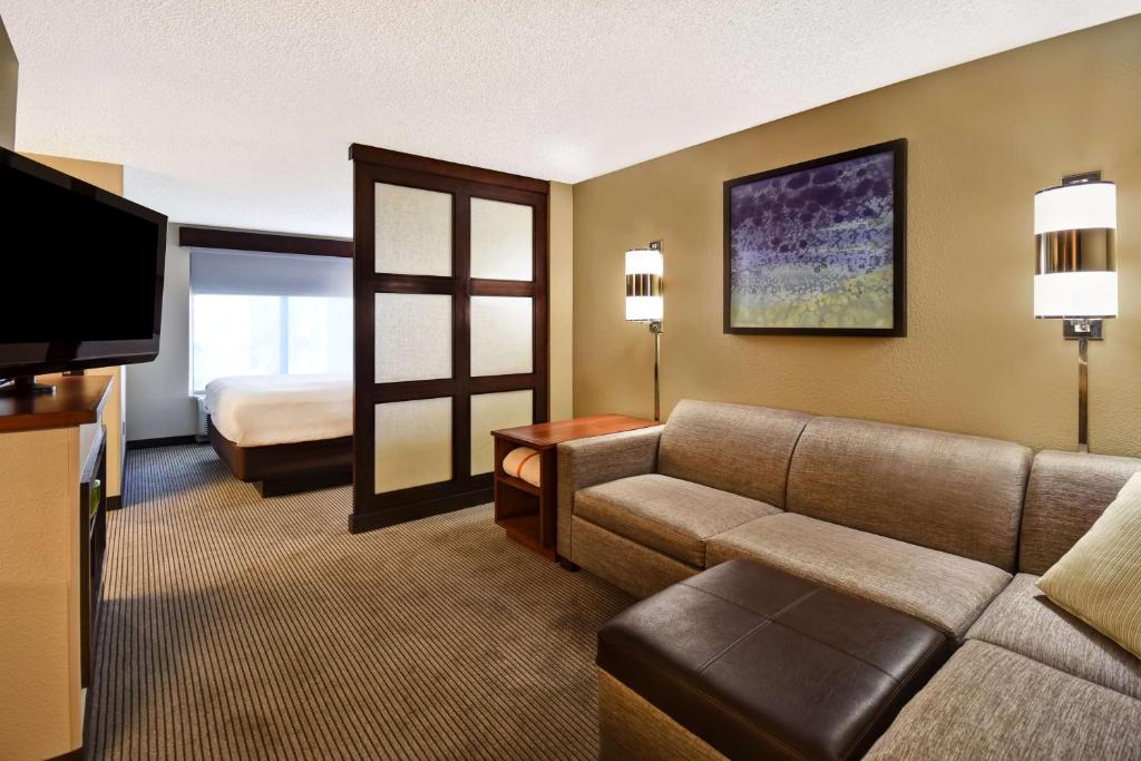 TV a/nebo společenská místnost v ubytování Hyatt Place Phoenix Gilbert