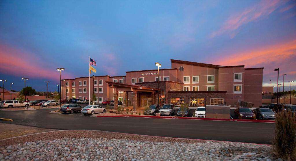 ein Gebäude mit Autos auf einem Parkplatz in der Unterkunft Hyatt Place Santa Fe in Santa Fe