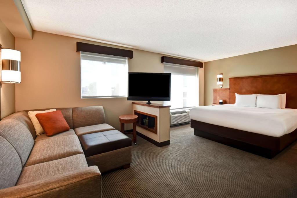 TV a/nebo společenská místnost v ubytování Hyatt Place Phoenix Gilbert