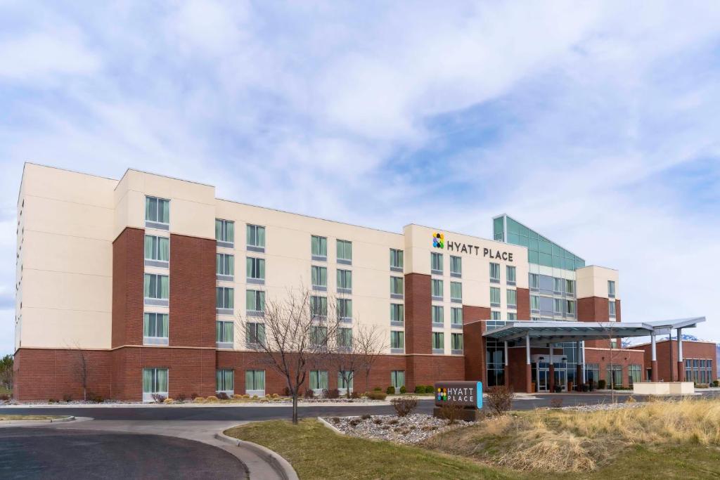 una rappresentazione di un hotel con un edificio di Hyatt Place Salt Lake City Airport a Salt Lake City