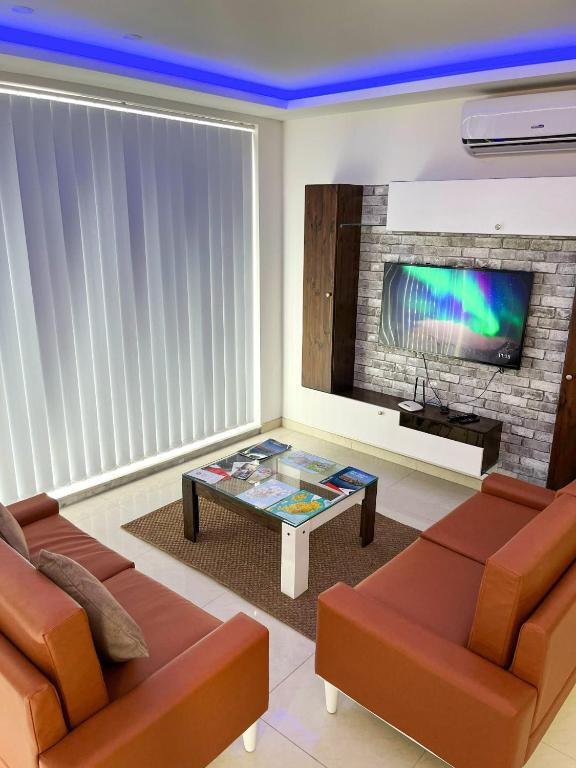 TV a/nebo společenská místnost v ubytování Apartament in Ta' Xbiex 3BR- 3 min Yatch Marina