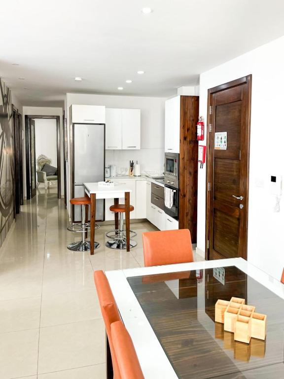 Kuchyň nebo kuchyňský kout v ubytování Apartament in Ta' Xbiex 3BR- 3 min Yatch Marina