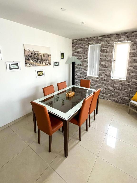 Posezení v ubytování Apartament in Ta' Xbiex 3BR- 3 min Yatch Marina