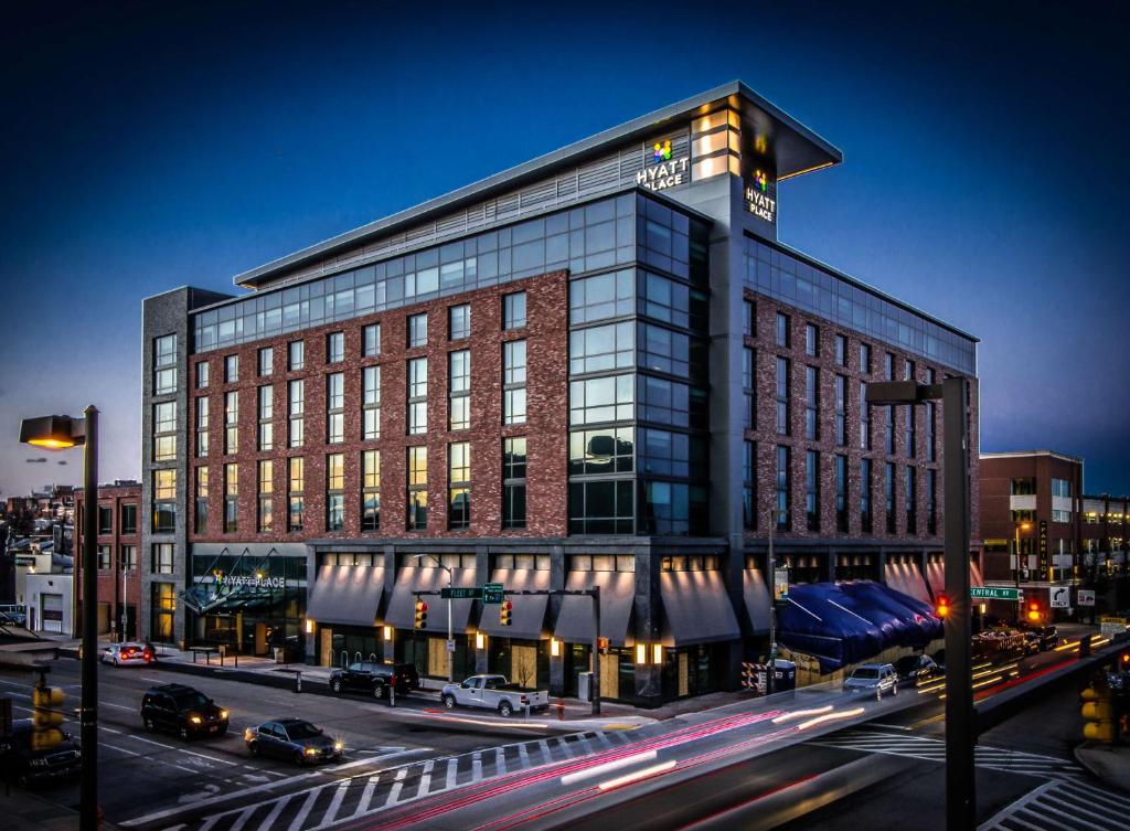 un gran edificio en una calle de la ciudad con coches en Hyatt Place Baltimore Inner Harbor, en Baltimore