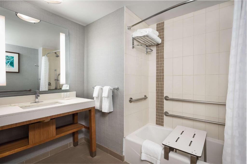 Hyatt Place Washington DC/White House - Queen Room With Two Queen Beds And Accessible Tub - Disability Access