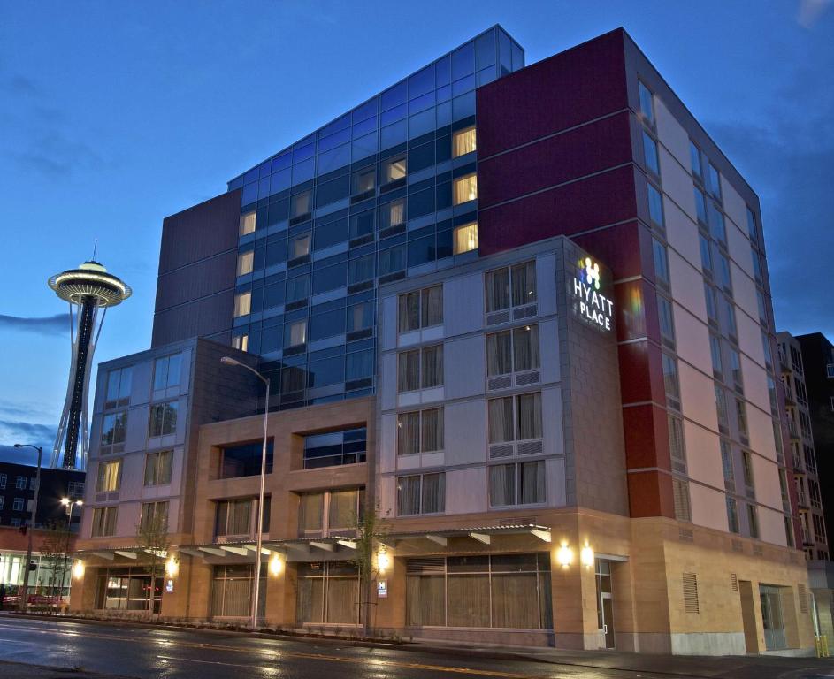 un bâtiment d'hôtel avec une tour en arrière-plan dans l'établissement Hyatt Place Seattle Downtown, à Seattle