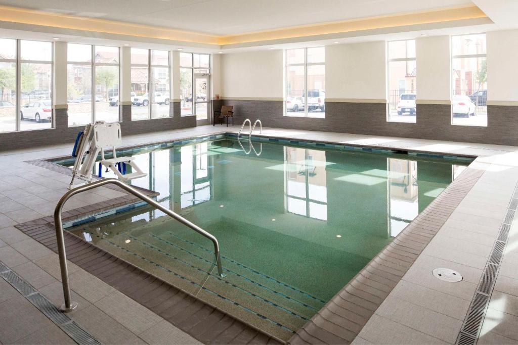 Bazén v ubytování Hyatt Place Lubbock nebo v jeho okolí