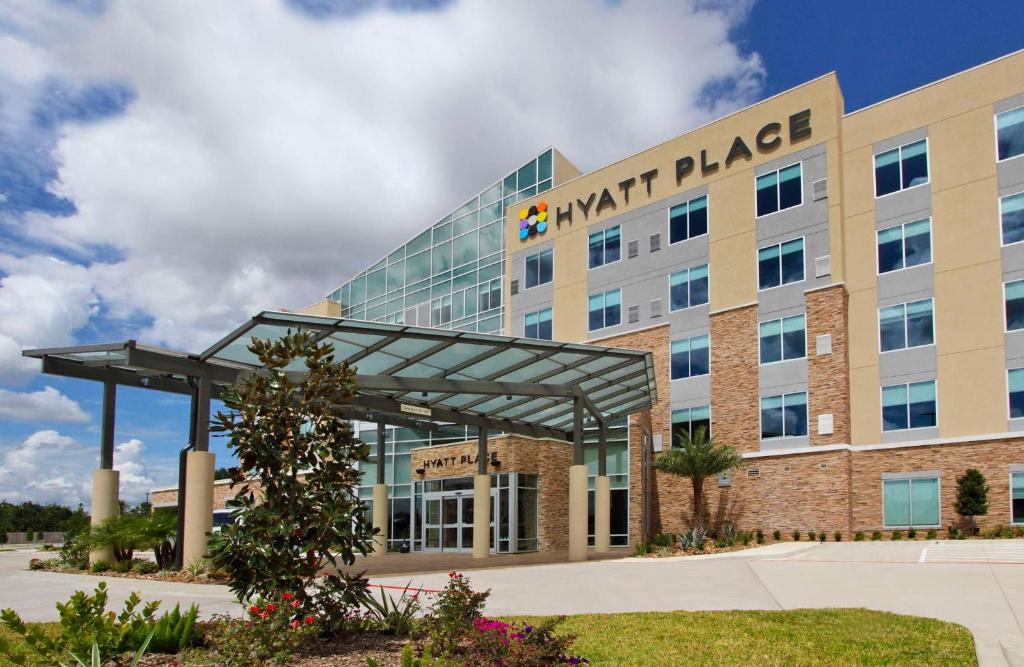 Un edificio con un cartello che dice Matt Black di Hyatt Place Houston/Katy a Katy