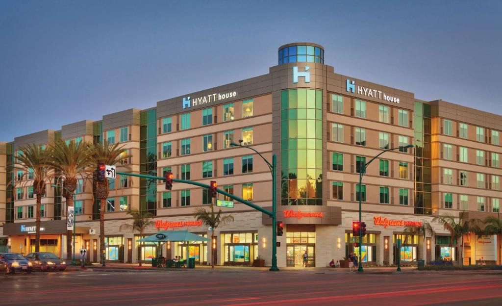 un gran edificio en una calle de la ciudad con un semáforo en Hyatt House at Anaheim Resort/Convention Center, en Anaheim