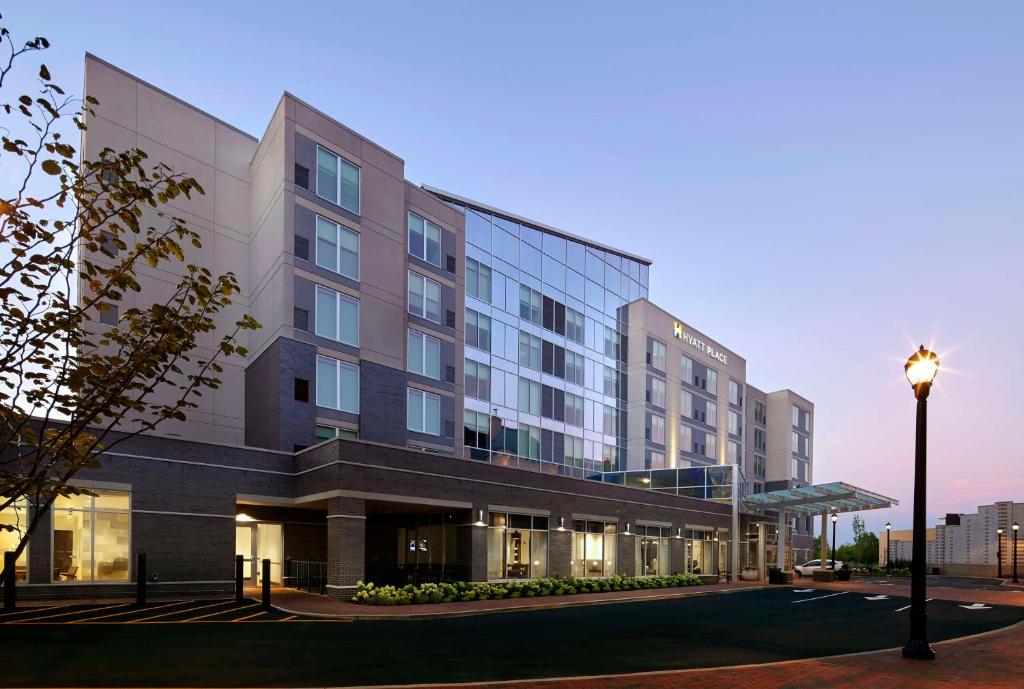 a building with a street light in front of it at Hyatt Place Cleveland/Lyndhurst/Legacy Village in Lyndhurst