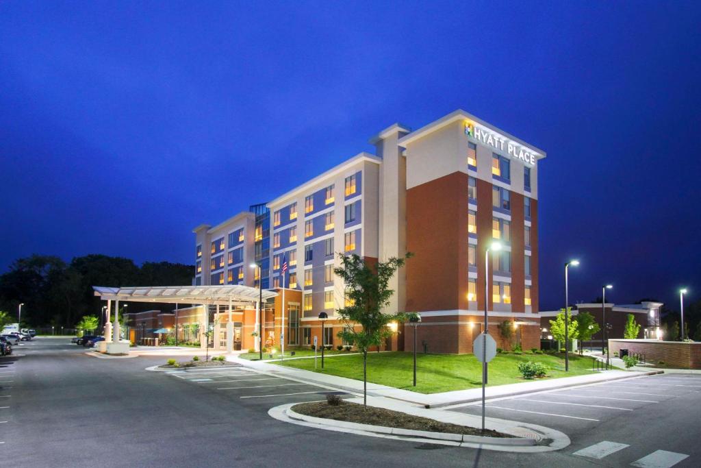 un bâtiment d'hôtel avec un parking la nuit dans l'établissement Hyatt Place Blacksburg/University, à Blacksburg