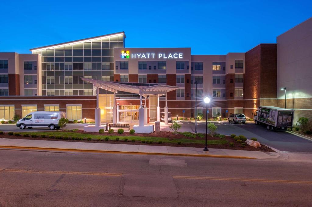 un edificio con un garaje frente a él en Hyatt Place Bowling Green en Bowling Green