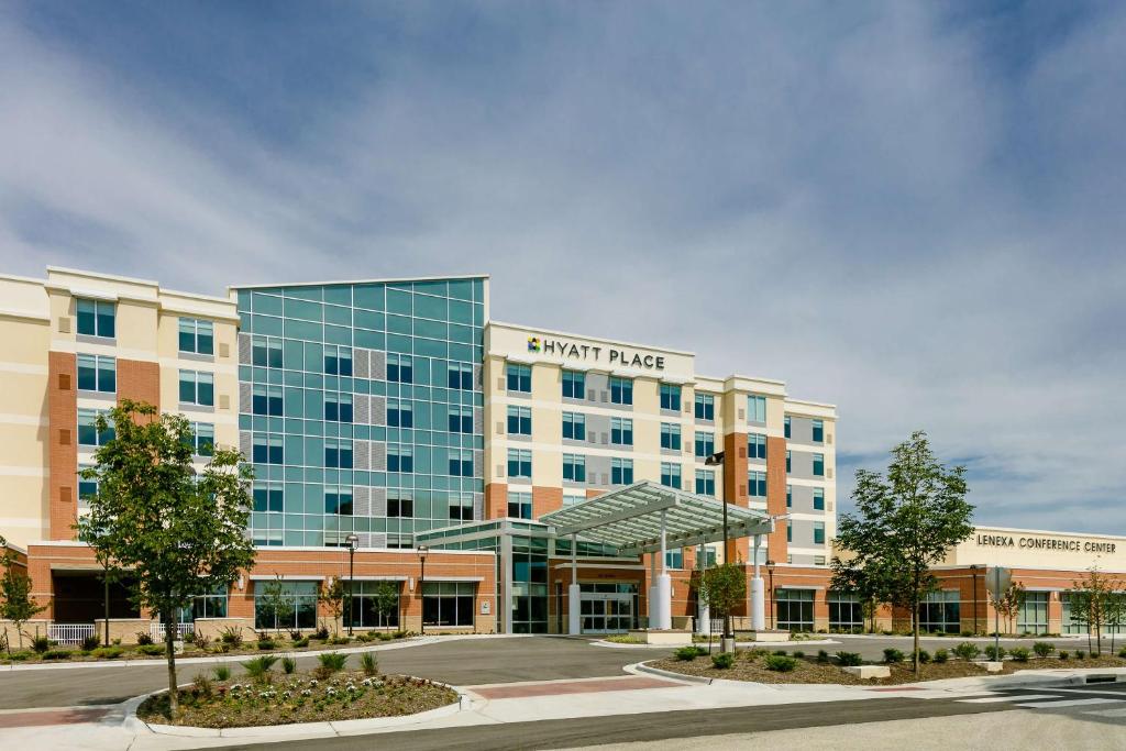 レネックサにあるHyatt Place Kansas City Lenexa City Centerの看板が立つ大きな建物