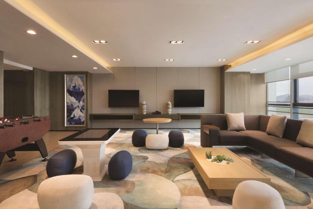 TV a/nebo společenská místnost v ubytování Hyatt House Shenzhen Airport