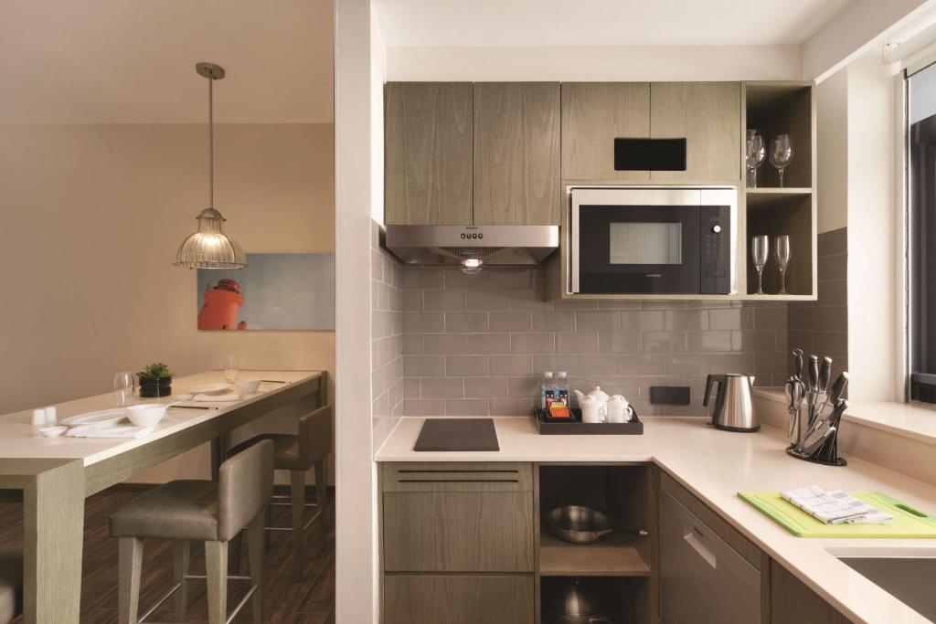 Kuchyň nebo kuchyňský kout v ubytování Hyatt House Shenzhen Airport