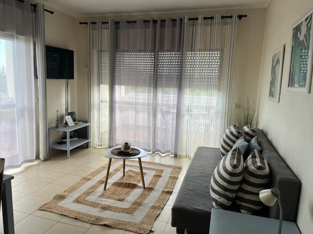 TV a/nebo společenská místnost v ubytování House Amendoeiras , Vila moura