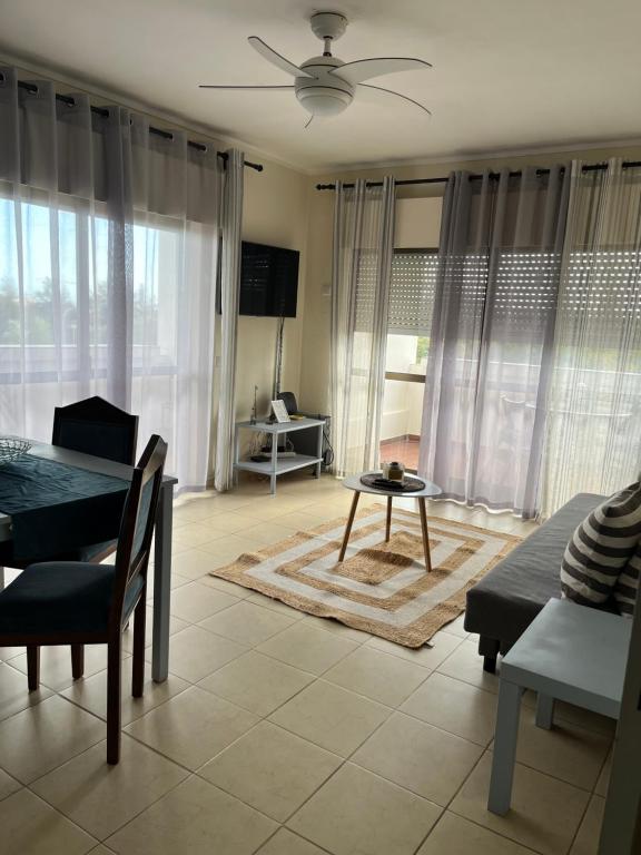 TV a/nebo společenská místnost v ubytování House Amendoeiras , Vila moura
