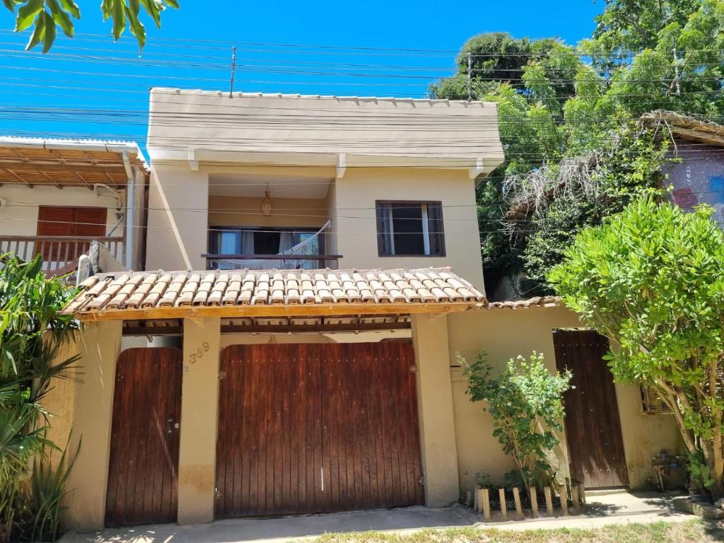 una casa con una puerta delante de ella en Casa da Dilma Trancoso, en Trancoso