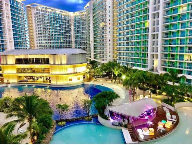 uma vista aérea de um resort com uma piscina em Azure Urban Resort Condo Parañaque near NAIA Airport Free Highspeed WIFI and Netflix em Manila