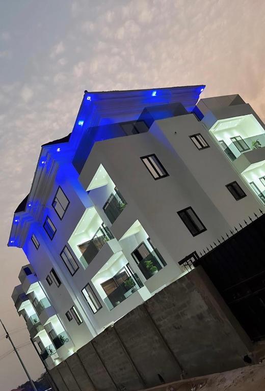 un edificio con luces azules encima en Bash luxury apartments en Freetown