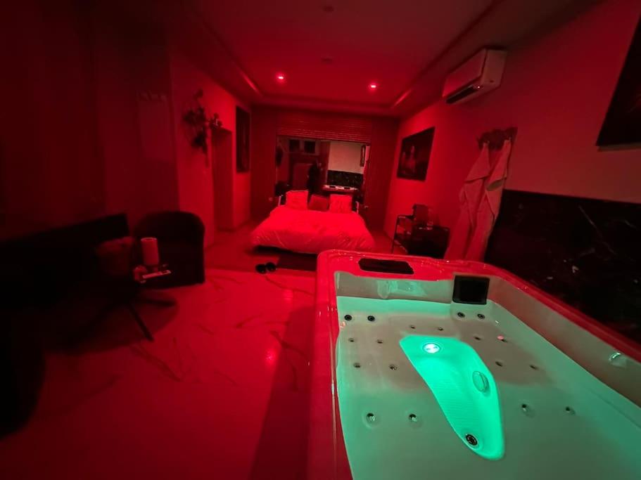 een woonkamer met een bad in een rode ruimte bij Spa_Herrlisheim in Herrlisheim