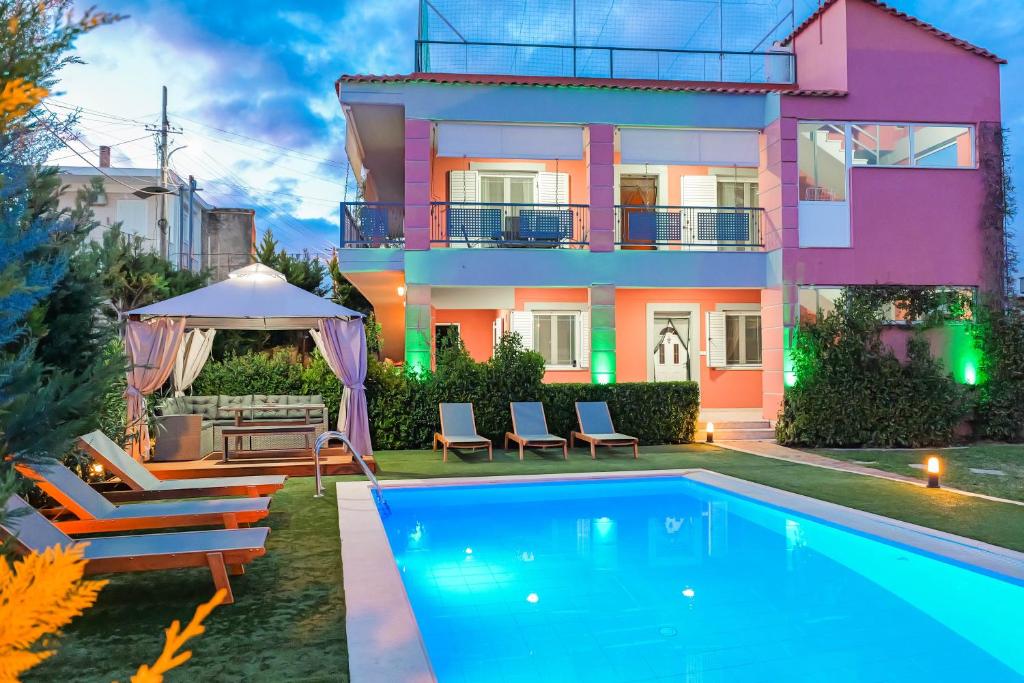 ein Haus mit Pool davor in der Unterkunft Villa Vrion in Sarandë