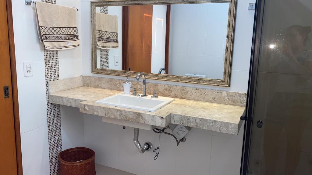 a bathroom with a sink and a mirror at Marina Casa de campo in Santa Maria
