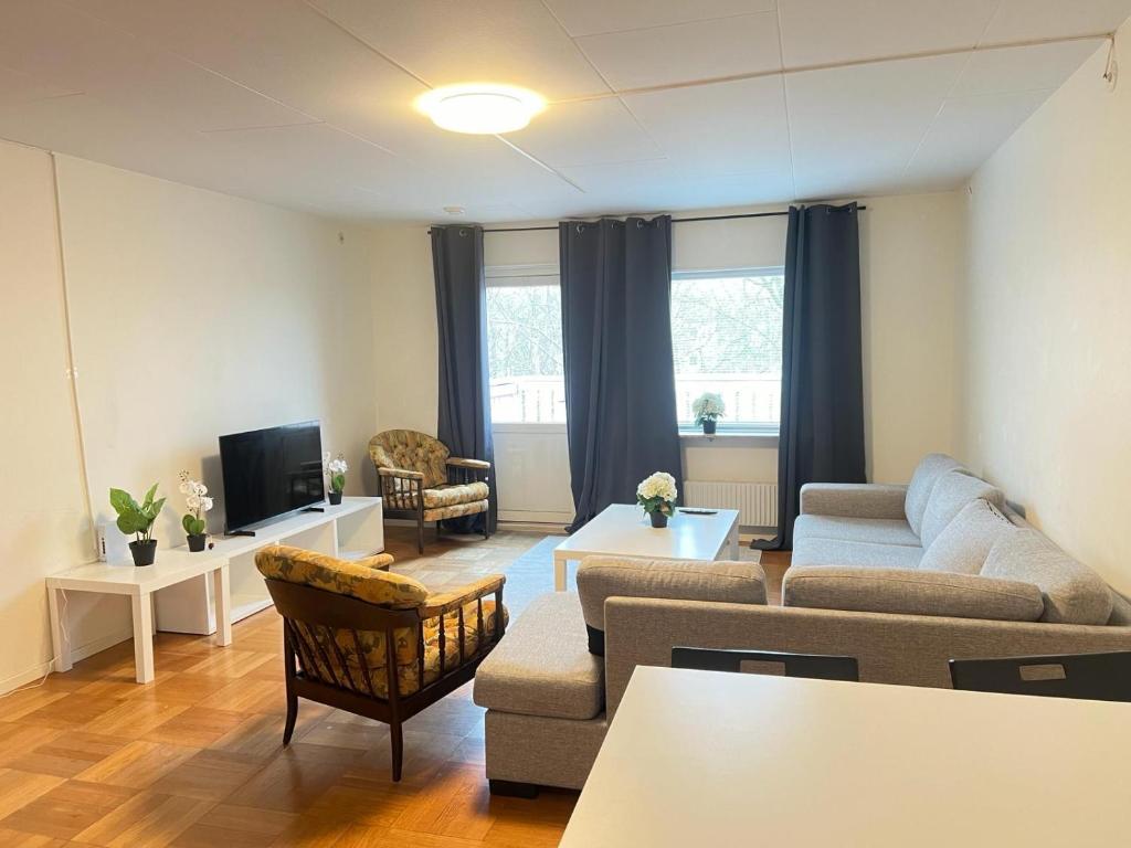 uma sala de estar com um sofá e uma mesa em Noah Longstay Stratosfärgatan 15 em Gotemburgo