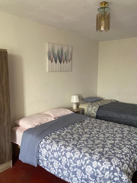 een kleine slaapkamer met een bed en een lamp bij airbnb lima farfalla in Lima