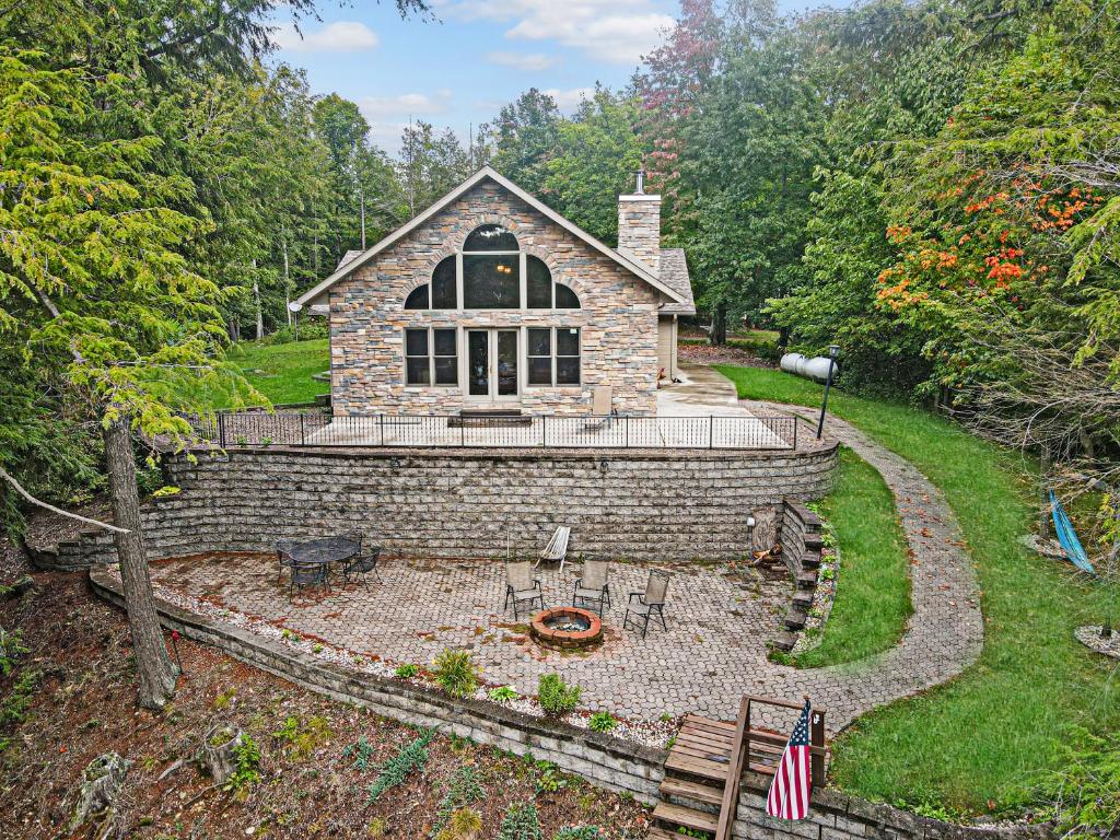a stone building with a flag in front of it at Lakeside 2br Retreat Relax And Reconnect 