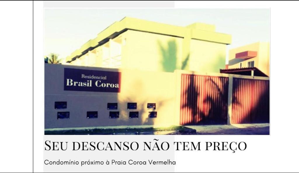 Una foto de un edificio con un cartel. en Condominio Brasil Coroa, en Porto Seguro