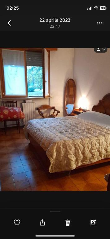 een slaapkamer met een groot bed in een kamer bij Bazzini House in Carnate